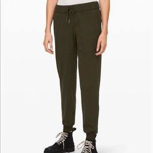 SOLD EUC Lululemon on the fly jogger in olive